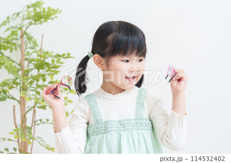 眼鏡を選ぶ弱視の子供 114532402