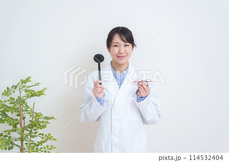 子供の弱視用眼鏡を持つ眼科医 114532404