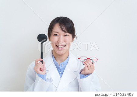 子供の弱視用眼鏡を持つ眼科医 114532408