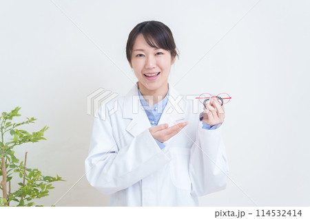 子供の弱視用眼鏡を持つ眼科医 114532414