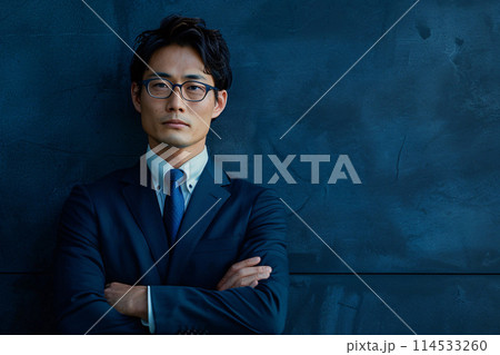 メガネをかけたアジア人男性のビジネスパーソン 114533260