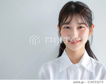 希望に満ちた未来を見つめるアジア人の学生 114533273
