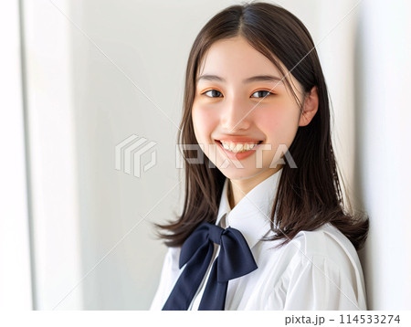 希望に満ちた未来を見つめるアジア人の学生 114533274