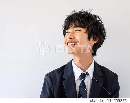 希望に満ちた未来を見つめるアジア人の学生 114533275
