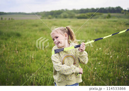 a little girl got tangled in a kite's tail 114533866
