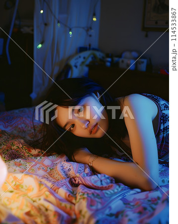 夜の佇まいと優しい眼差しのアジア人女性 114533867