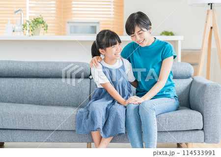 リビングで会話する親子。 114533991