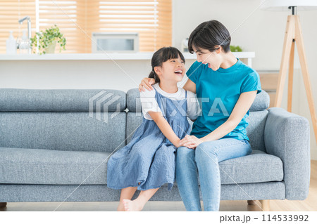 リビングで会話する親子。 リビングで会話する親子。 114533992