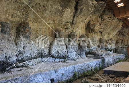 国宝臼杵石仏、大日如来を中心に左右に一列に仏像を刻んだ古園石仏 国宝臼杵石仏、大日如来を中心に左右に一列に仏像を刻んだ古園石仏 114534402