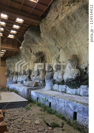 国宝臼杵石仏、大日如来を中心に左右に一列に仏像を刻んだ古園石仏 114534412