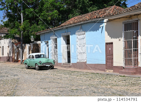 The deserted streets of the colonial city of Trinidad in Cuba 114534791