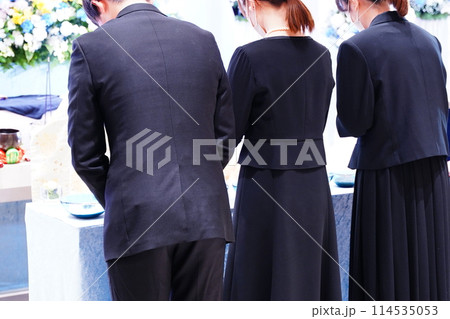 お焼香をする会葬者 お焼香をする会葬者 114535053