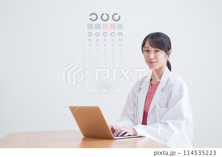 パソコンに入力する眼科医 114535223