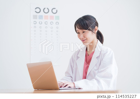パソコンに入力する眼科医 114535227