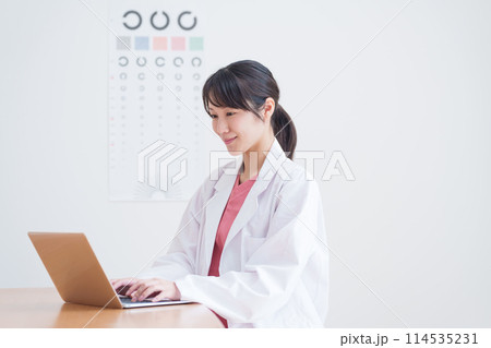 パソコンに入力する眼科医 114535231