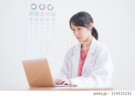 パソコンに入力する眼科医 114535232