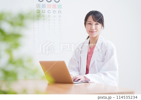 パソコンに入力する眼科医 114535234