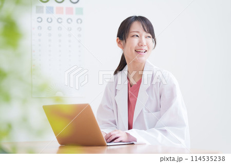 パソコンに入力する眼科医 114535238