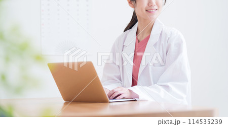 パソコンに入力する眼科医 パソコンに入力する眼科医 114535239