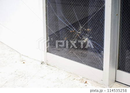 割れたガラス 114535258