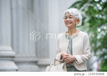 街中を歩くおしゃれなシニア女性 114535899