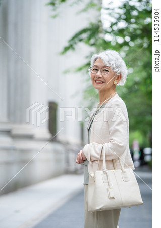 街中を歩くおしゃれなシニア女性 街中を歩くおしゃれなシニア女性 114535904