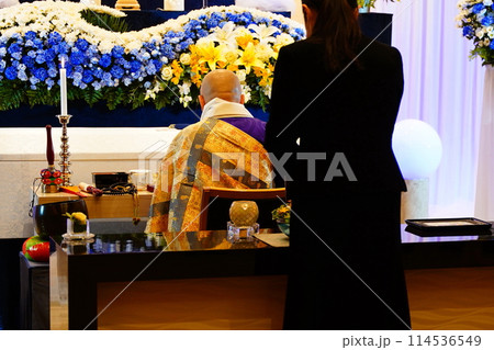 お焼香をする喪主 114536549