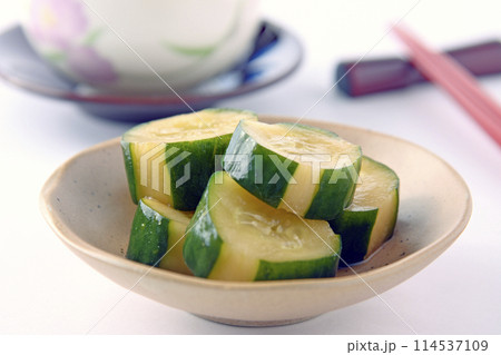 白色背景で小皿にキュウリの浅漬けと湯呑み茶碗にはしと箸置き 白色背景で小皿にキュウリの浅漬けと湯呑み茶碗にはしと箸置き 114537109