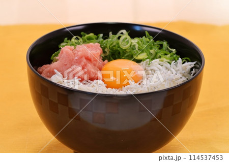 シラスまぐろたたき丼 海鮮丼 玉子 食事 シラスまぐろたたき丼 海鮮丼 玉子 食事 114537453