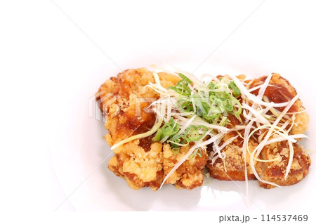 鶏の竜田揚げ　鶏肉料理　揚げ物　明るい背景 114537469
