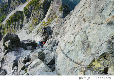 険しく危険な岩山の劒岳登山の鎖場（剱岳,剣岳） 114537689