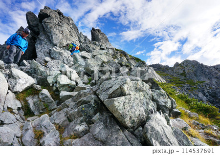 険しく危険な岩山の劒岳登山の風景（剱岳,剣岳） 114537691