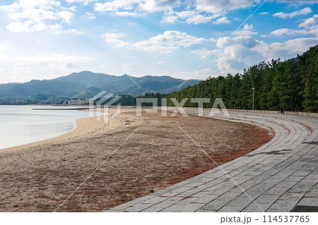 静かな瀬戸内海 津田の松原海岸(香川県さぬき市) 静かな瀬戸内海 津田の松原海岸(香川県さぬき市) 114537765
