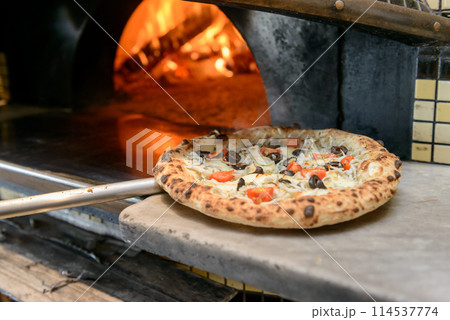 ピザ窯で焼きあがったピザ、ピッツェリア ピザ窯で焼きあがったピザ、ピッツェリア 114537774