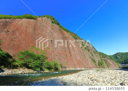 【和歌山県】快晴の古座川の一枚岩 114538035