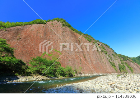 【和歌山県】快晴の古座川の一枚岩 114538036
