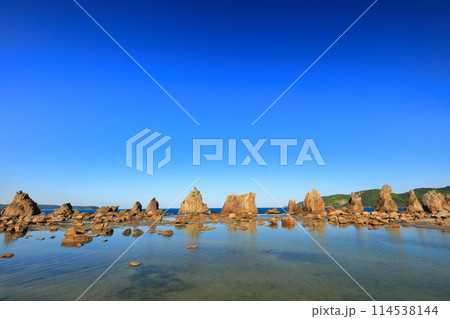 【和歌山県】快晴の潮岬の橋杭岩(紀伊半島) 【和歌山県】快晴の潮岬の橋杭岩(紀伊半島) 114538144