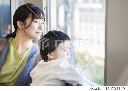 電車の窓から外を覗く子供　撮影協力・京王電鉄株式会社 114538149