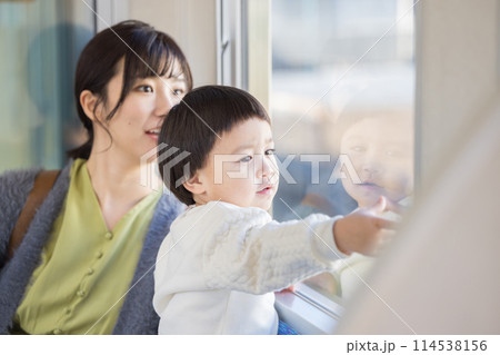 電車の窓から外を覗く子供　撮影協力・京王電鉄株式会社 114538156