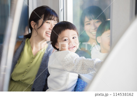 電車の窓から外を覗く子供　撮影協力・京王電鉄株式会社 114538162