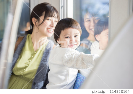 電車の窓から外を覗く子供 撮影協力・京王電鉄株式会社 電車の窓から外を覗く子供 撮影協力・京王電鉄株式会社 114538164