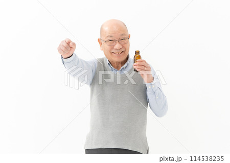 シニア男性　栄養ドリンク　ガッツポーズ 114538235