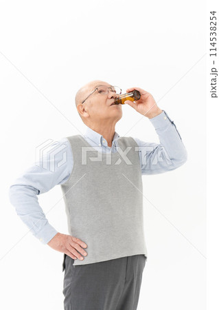 シニア男性　栄養ドリンク　飲む　縦 114538254