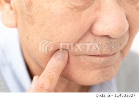 シニア男性　ビューティー　口元　アップ 114538327