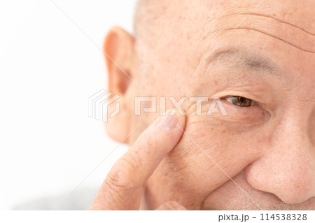 シニア男性　ビューティー　目元　アップ 114538328
