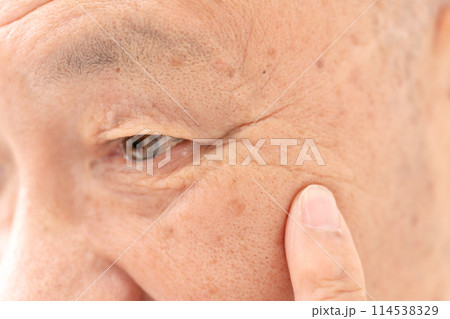 シニア男性　ビューティー　目元　アップ 114538329