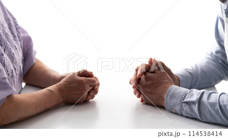 シニア夫婦　話し合い　手元　アップ 114538414