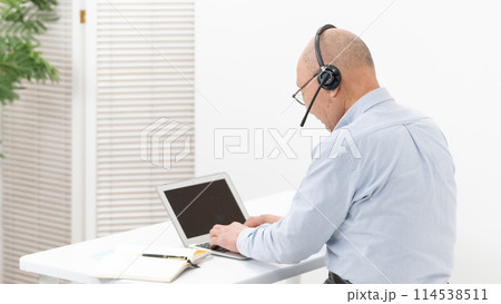 シニア男性 オンライン 横向き シニア男性 オンライン 横向き 114538511