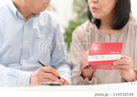 シニア夫婦　終活　通帳　手元 114538549