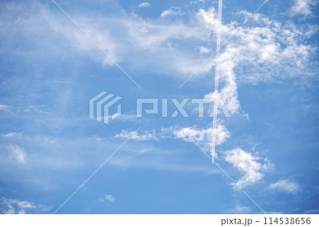 初夏の空 飛行機雲 青空 空 イメージ 初夏の空 飛行機雲 青空 空 イメージ 114538656